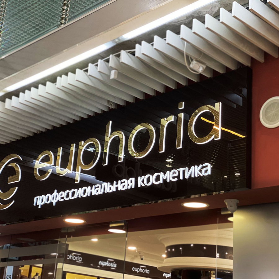 C прорезной панелью и инкрустацией