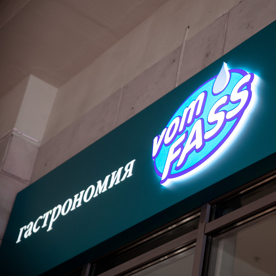C прорезной панелью и инкрустацией